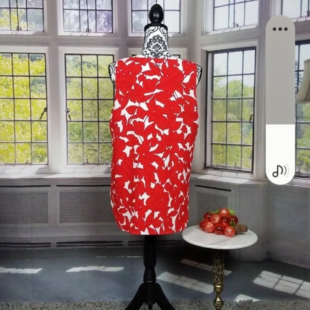 NWT T‎ Tahari Red And White V Neck floral top Sleeveless Women's Size Sma… - Picture 3 of 5